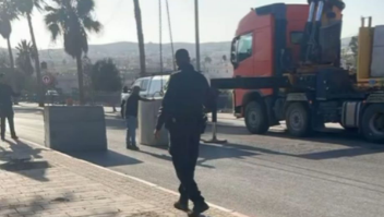 غضب الأهالي في بلدة اللقية بالنقب بعد إغلاق الشرطة للمدخل الرئيسي للقرية بالمكعبات الاسمنتية بذريعة محاربة السلاح غير المرخص