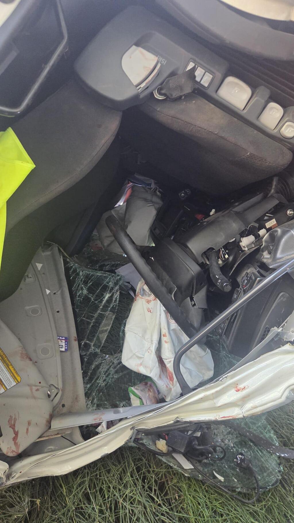  انقاذ عالق من انقلاب شاحنة في حادث طرق خطير