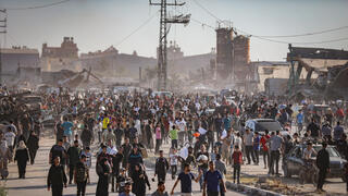 الآلاف يتوجهون لتلقي المساعدات الإنسانية في غزة