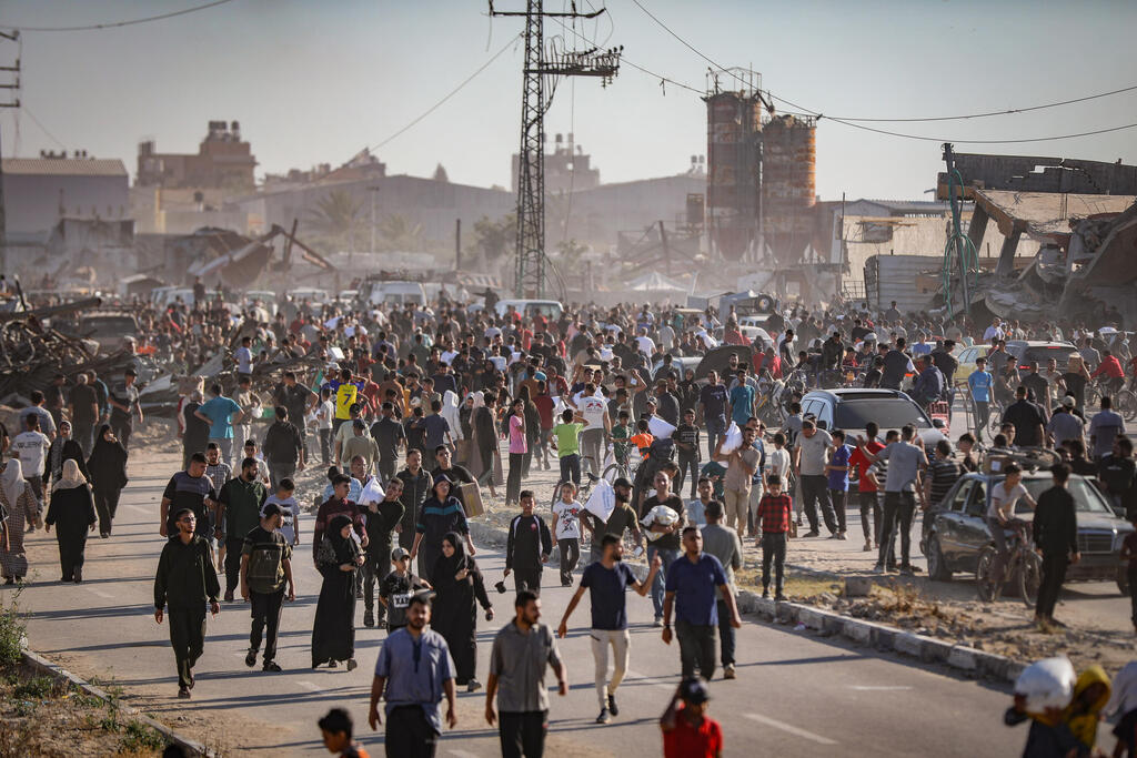 الآلاف يتوجهون لتلقي المساعدات الإنسانية في غزة (Flash90) الآلاف يتوجهون لتلقي المساعدات الإنسانية في غزة