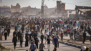 الآلاف يتوجهون لتلقي المساعدات الإنسانية في غزة