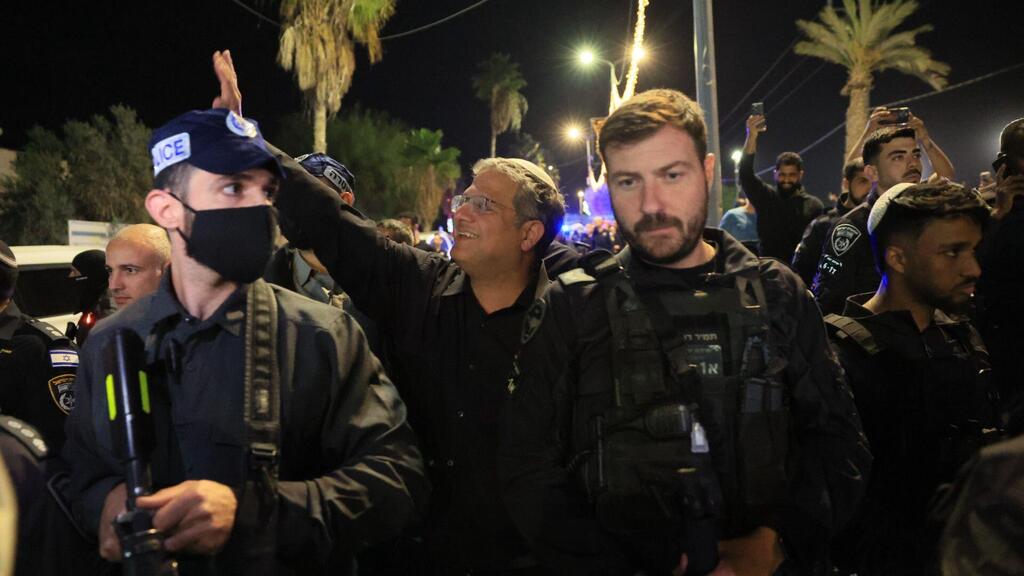 مشادات بين بن غفير وأهالي اللقية وتل السبع خلال مداهمة أمنية واسعة (وفق البند 27 أ لقانون حقوق النشر 2007) مشادات بين بن غفير وأهالي اللقية وتل السبع خلال مداهمة أمنية واسعة