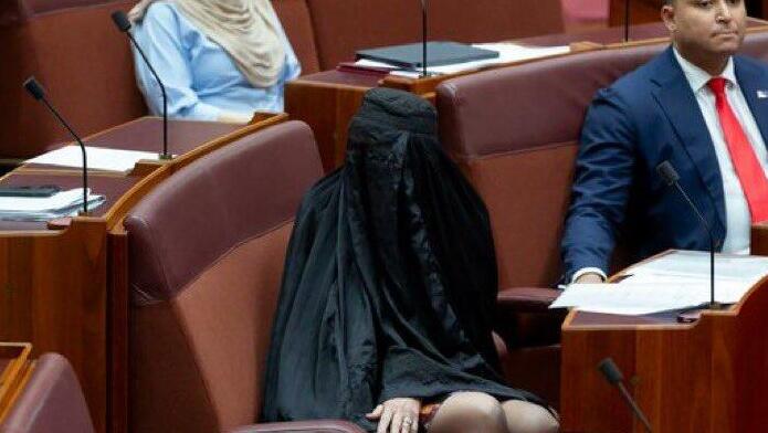 "إذا لم تحظروه سأرتديه كل يوم!" برلمانية أسترالية تسخر من النقاب