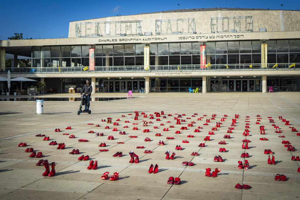 أحذية باللون الأحمر في تل أبيب احتجاجا على استمرار إراقة دم النساء (فلاش 90) أحذية باللون الأحمر في تل أبيب احتجاجا على استمرار إراقة دم النساء