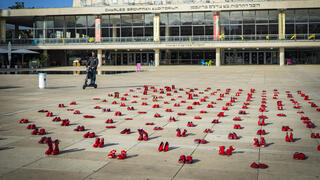 أحذية باللون الأحمر في تل أبيب احتجاجا على استمرار إراقة دم النساء