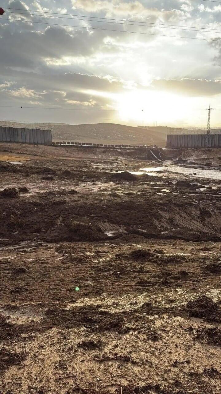 جدار الفصل قرب الخليل (وفق البند 27 أ لقانون حقوق النشر 2007) جدار الفصل قرب الخليل