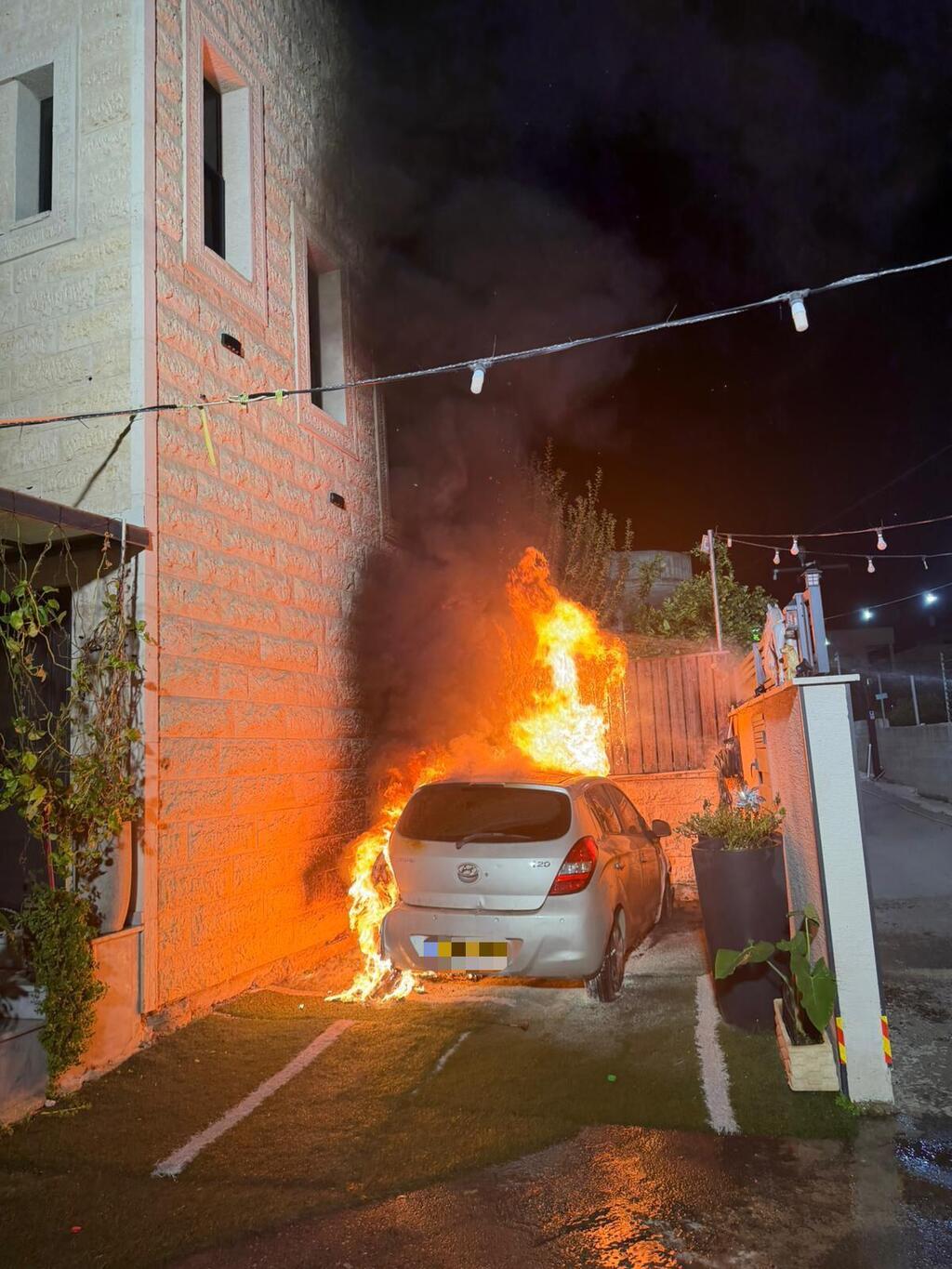 احتراق مركبة قرب مبنى في باقة الغربية دون إصابات