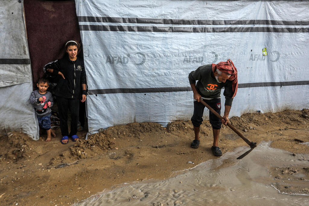 معاناة النازحين في قطاع غزة