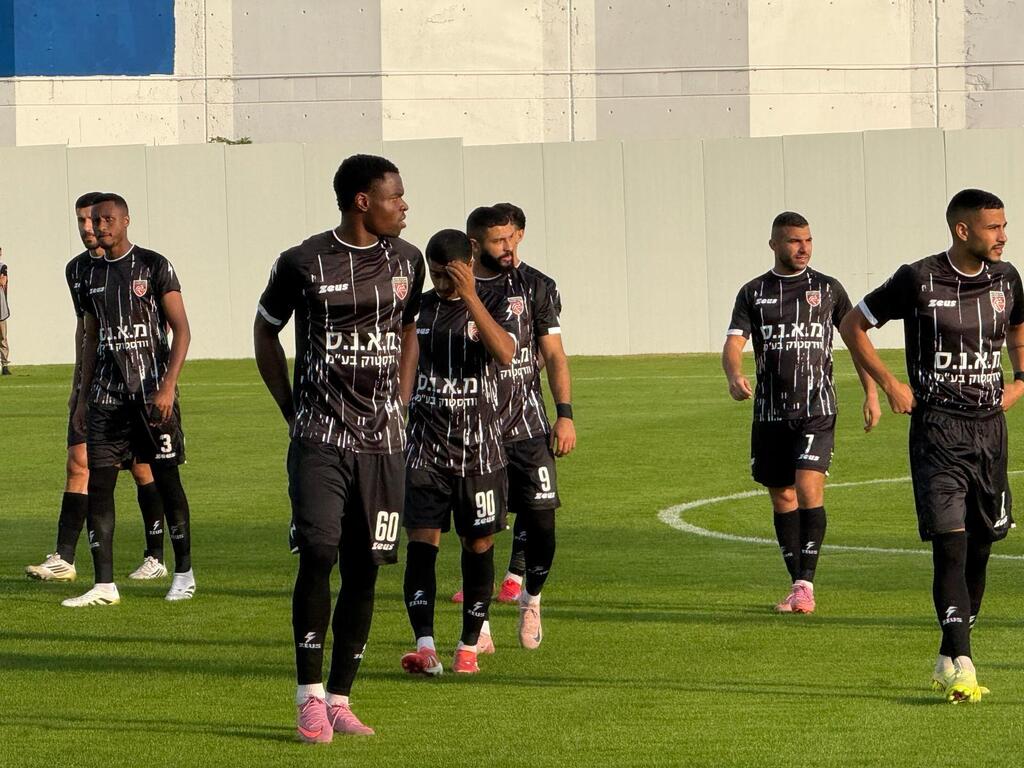 الوحدة كفر قاسم يخسر مجددًا ويغرق في دوامة التراجع (راديو الناس) الوحدة كفر قاسم يخسر مجددًا ويغرق في دوامة التراجع