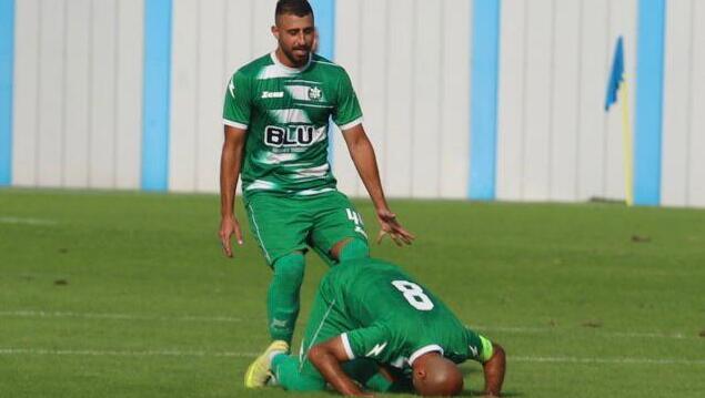 إخاء الناصرة ينتصر بعشرة لاعبين ويُحلّق في الصدارة