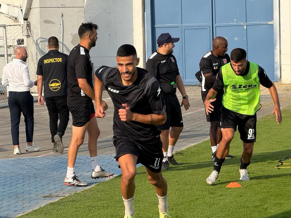 الوحدة كفر قاسم يخسر مجددًا ويغرق في دوامة التراجع (راديو الناس) الوحدة كفر قاسم يخسر مجددًا ويغرق في دوامة التراجع