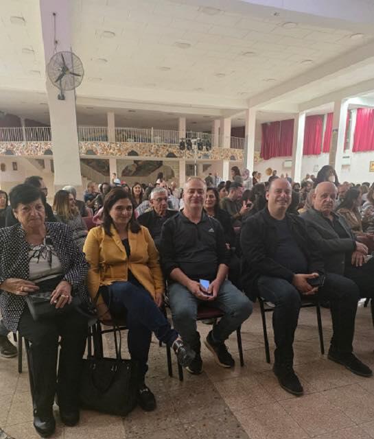 مشاركة واسعة في عرض مسرحية "أنا من هناك" للفنان عامر حليحل في اعبلين (وفق البند 27 أ لقانون حقوق النشر 2007) مشاركة واسعة في عرض مسرحية "أنا من هناك" للفنان عامر حليحل في اعبلين