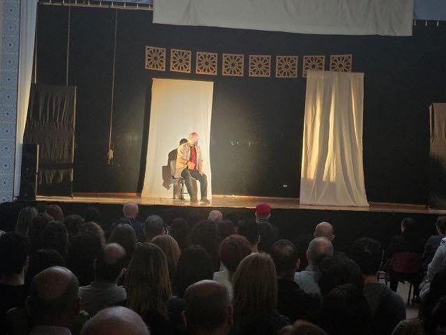 مشاركة واسعة في عرض مسرحية "أنا من هناك" للفنان عامر حليحل في اعبلين