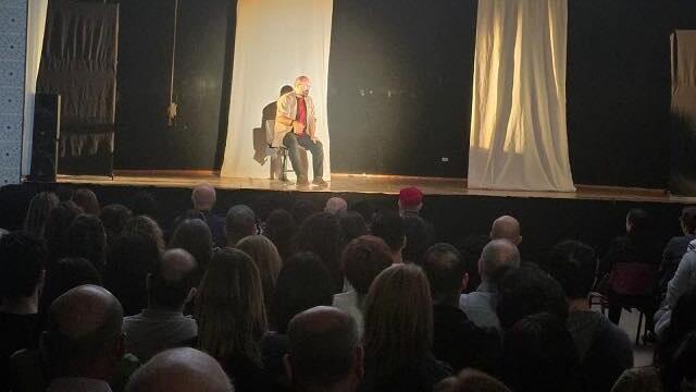 مشاركة واسعة في عرض مسرحية "أنا من هناك" للفنان عامر حليحل في اعبلين