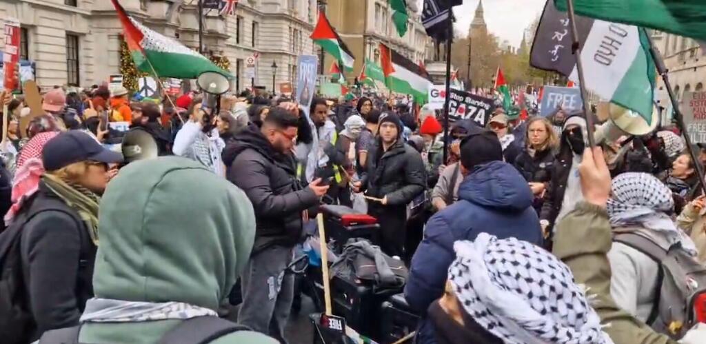 مظاهرات تجتاح عواصم العالم