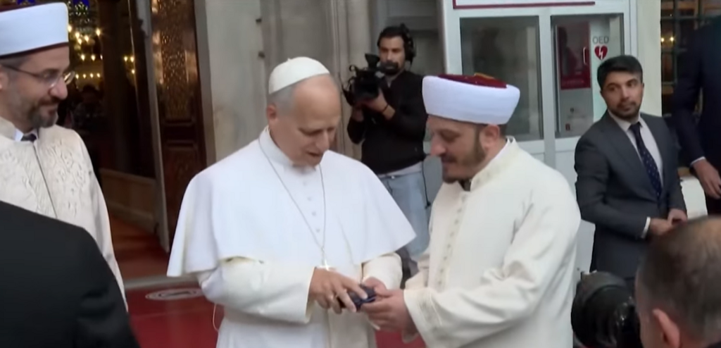 زيارة نادرة: البابا ليو يدخل المسجد الأزرق ويتجنب آيا صوفيا (صورة شاشة) زيارة نادرة: البابا ليو يدخل المسجد الأزرق ويتجنب آيا صوفيا