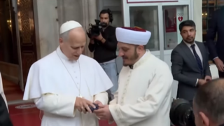 زيارة نادرة: البابا ليو يدخل المسجد الأزرق ويتجنب آيا صوفيا