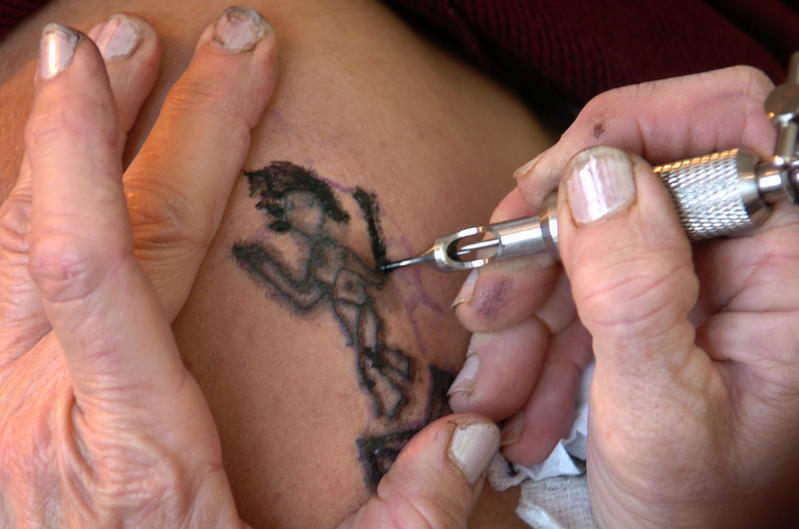 رحلة حبر الوشم داخل الجسم