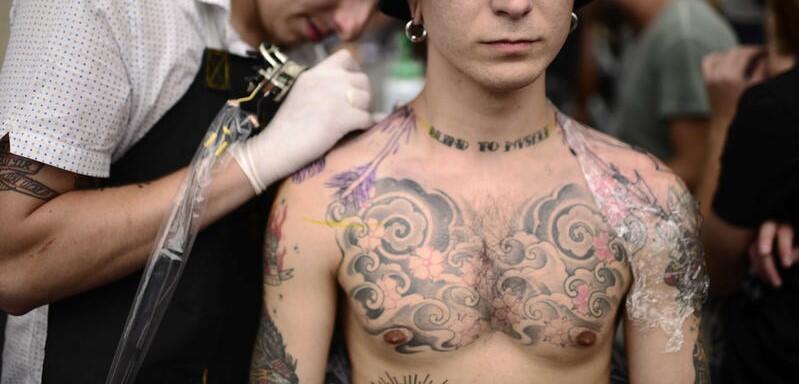 رحلة حبر الوشم داخل الجسم: اكتشاف علميّ صادم يفتح الباب لأسئلة خطيرة (Flash90) رحلة حبر الوشم داخل الجسم