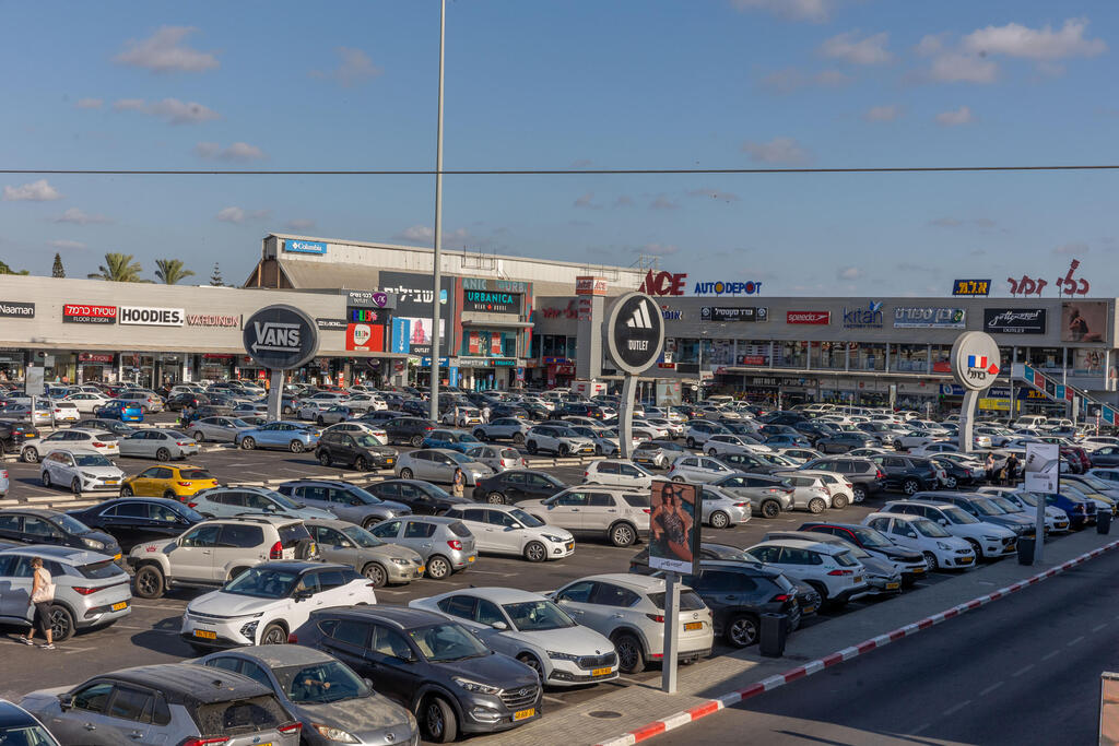 موقف سيارات (Flash90) موقف سيارات