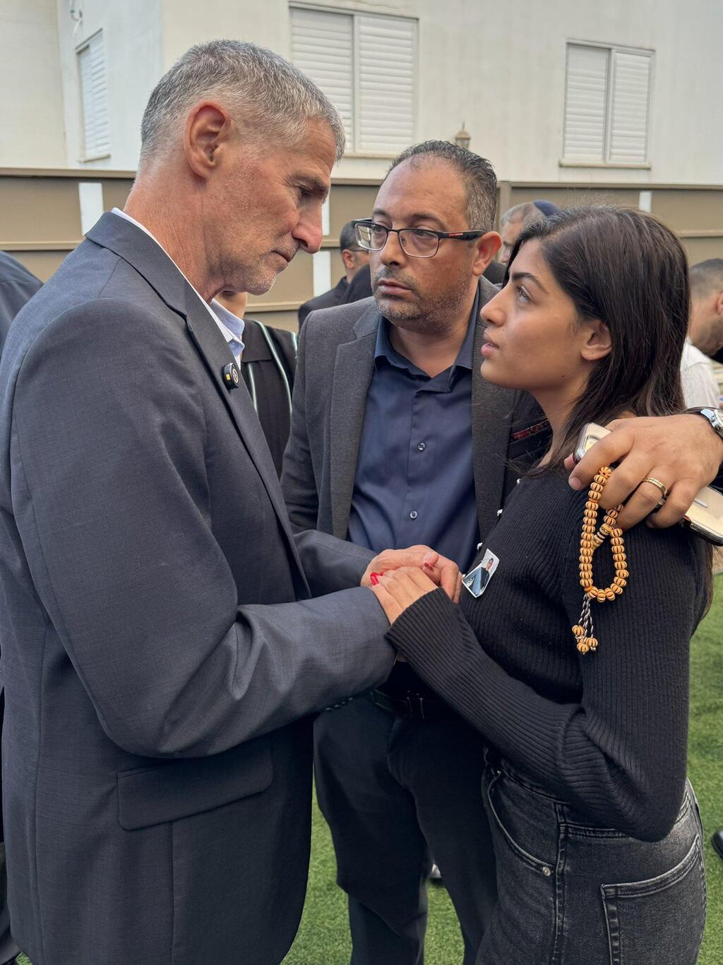 يائير غولان خلال زيارة عائلة صفية