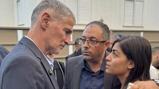 يائير غولان خلال زيارة عائلة صفية