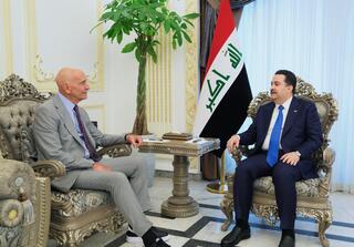 رئيس مجلس الوزراء العراقي محمد شياع السوداني والمبعوث الأمريكي توم باراك