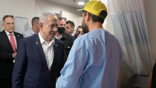 نتنياهو يزور الجرحى من الجنود الإسرائيليين