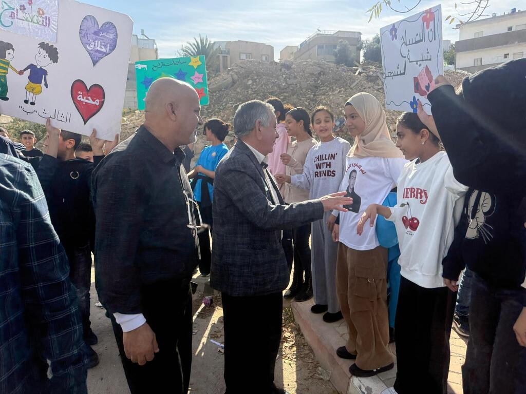 سلسلة بشرية من طلاب المدارس ضد العنف في مدينة رهط (وفق البند 27 أ لقانون حقوق النشر 2007) سلسلة بشرية من طلاب المدارس ضد العنف في مدينة رهط