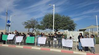 سلسلة بشرية من طلاب المدارس ضد العنف في مدينة رهط