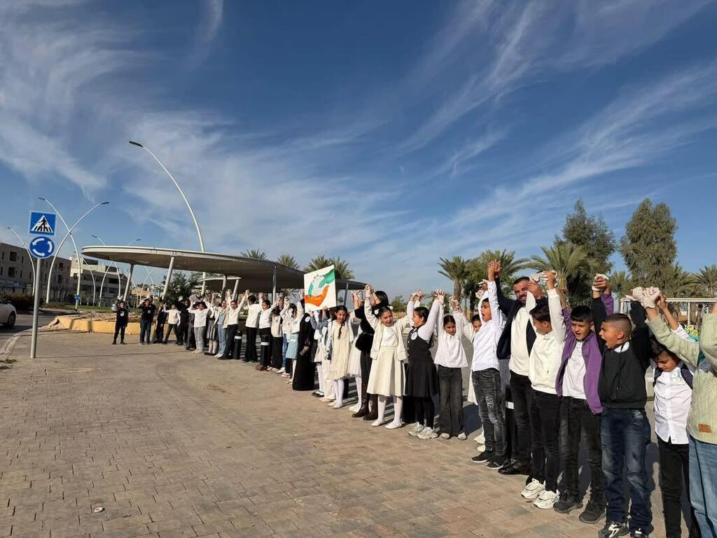 سلسلة بشرية من طلاب المدارس ضد العنف في مدينة رهط (وفق البند 27 أ لقانون حقوق النشر 2007) سلسلة بشرية من طلاب المدارس ضد العنف في مدينة رهط