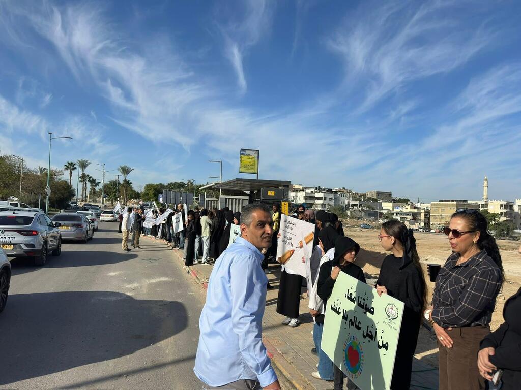 سلسلة بشرية من طلاب المدارس ضد العنف في مدينة رهط (وفق البند 27 أ لقانون حقوق النشر 2007) سلسلة بشرية من طلاب المدارس ضد العنف في مدينة رهط