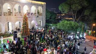 المستشفى الفرنسي يحتفل بإضاءة شجرة الميلاد