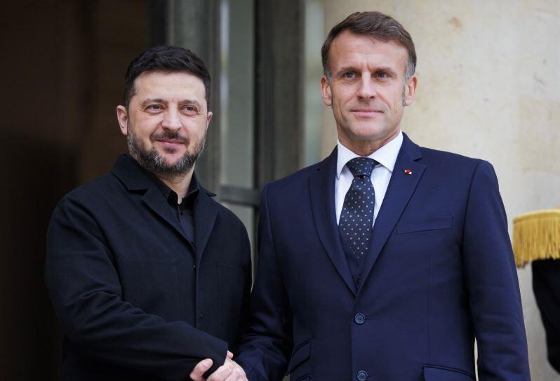 ماكرون وزيلينسكي (الصفحة الرسمية لزيلينسكي) ماكرون وزيلينسكي