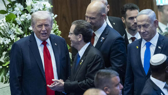 هرتسوغ ونتنياهو مع ترامب خلال زيارته الأخيرة لإسرائيل