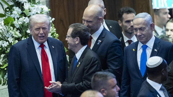  هرتسوغ ونتنياهو مع ترامب خلال زيارته الأخيرة لإسرائيل