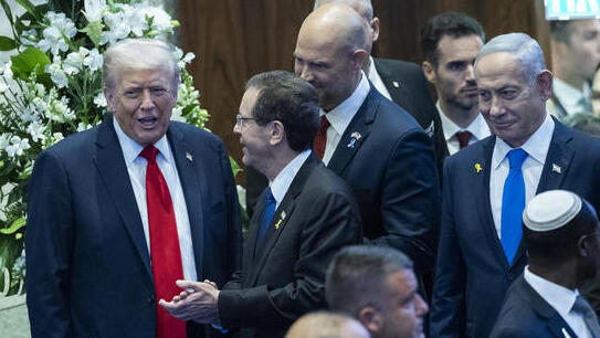  هرتسوغ ونتنياهو مع ترامب خلال زيارته الأخيرة لإسرائيل