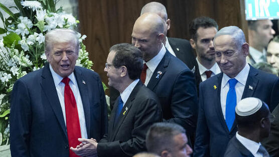  هرتسوغ ونتنياهو مع ترامب خلال زيارته الأخيرة لإسرائيل