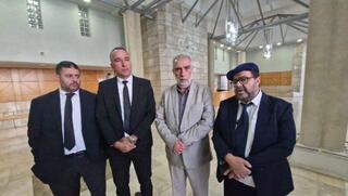 الشيخ كمال خطيب يتوسط طاقم الدفاع