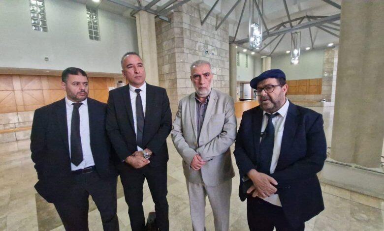 الشيخ كمال خطيب يتوسط طاقم الدفاع