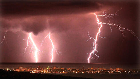 البرق قد يتسبب بقفزات حادة في الجهد 