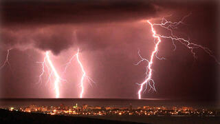 البرق قد يتسبب بقفزات حادة في الجهد 