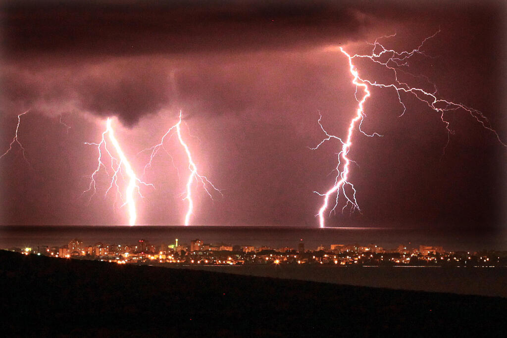 البرق قد يتسبب بقفزات حادة في الجهد (Flash90) البرق قد يتسبب بقفزات حادة في الجهد