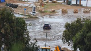 عاصفة “بايرون” تشتد: أمطار غزيرة، فيضانات، إغلاق طرقات وثلوج بجبل الشيخ