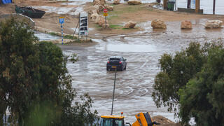 عاصفة “بايرون” تشتد: أمطار غزيرة، فيضانات، إغلاق طرقات وثلوج بجبل الشيخ