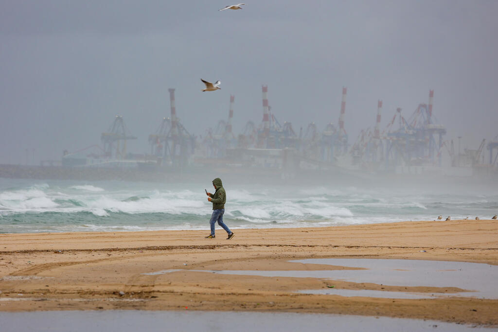 عاصفة “بايرون” تشتد: أمطار غزيرة، فيضانات، إغلاق طرقات وثلوج بجبل الشيخ
