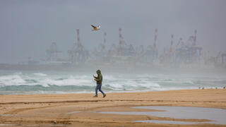 عاصفة “بايرون” تشتد: أمطار غزيرة، فيضانات، إغلاق طرقات وثلوج بجبل الشيخ