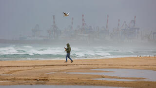عاصفة “بايرون” تشتد: أمطار غزيرة، فيضانات، إغلاق طرقات وثلوج بجبل الشيخ