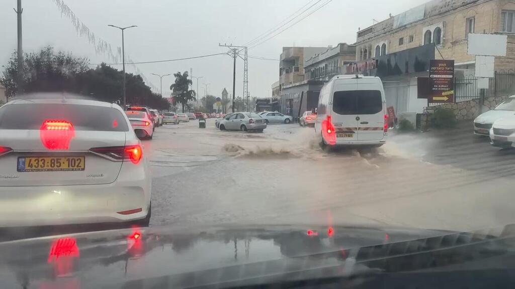 أمطار لا تتوقف: الشارع الرئيسي في باقة الغربية يتحول إلى نهر جارٍ (وفق البند 27 أ لقانون حقوق النشر 2007) أمطار لا تتوقف: الشارع الرئيسي في باقة الغربية يتحول إلى نهر جارٍ