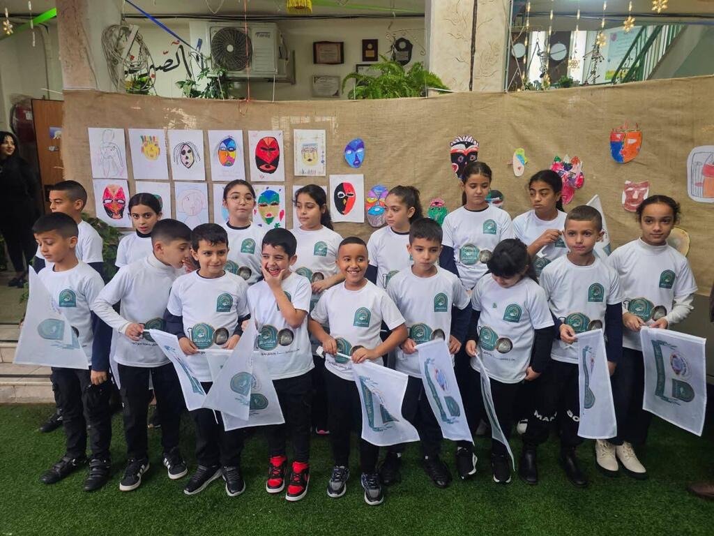 طلاب مدرسة البيادر يحتفلون (المدرسة) طلاب مدرسة البيادر يحتفلون